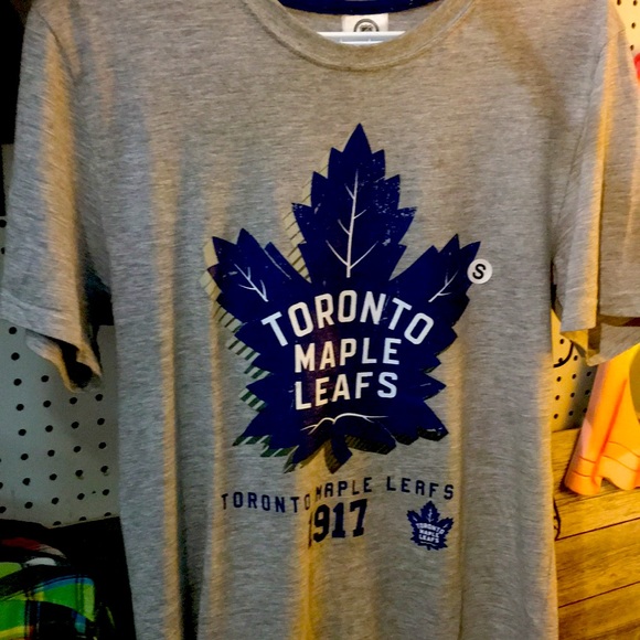 Toronto Maple Leafs tee it’s a small but fits like a medium - Picture 1 of 1